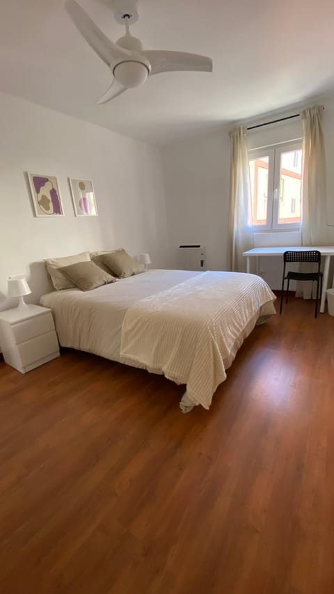 Bedroom, fireplace