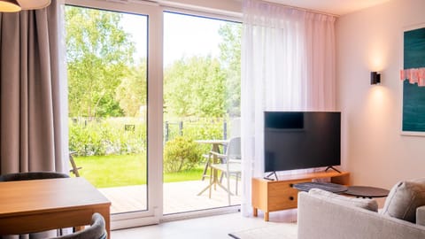 Communal lounge/ TV room, Garden, TV and multimedia, View (from property/room), Balcony/Terrace, Living room, Seating area, Garden view