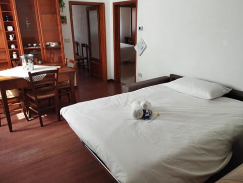 Bed, Living room, Dining area, towels