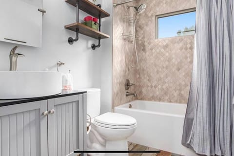 Cheerful Sister Lakes 4 BDR Lake Hse w/ Hot tub. House in Sister Lakes