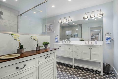 Cheerful Sister Lakes 4 BDR Lake Hse w/ Hot tub. House in Sister Lakes