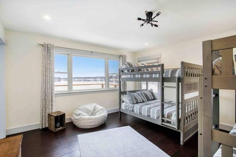 Cheerful Sister Lakes 4 BDR Lake Hse w/ Hot tub. House in Sister Lakes