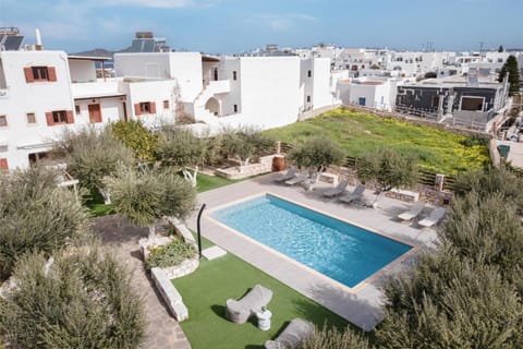 Property building, Day, Pool view, Swimming pool