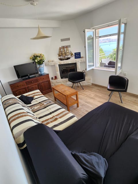 Natural landscape, TV and multimedia, Living room, Photo of the whole room, Seating area, Sea view