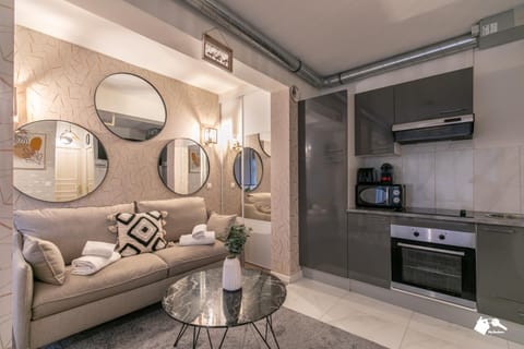 Kitchen or kitchenette, Living room, minibar, pet friendly, stove