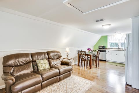 Garden-View Balcony! Dtwn Aiken Apt Near Augusta Apartment in Aiken