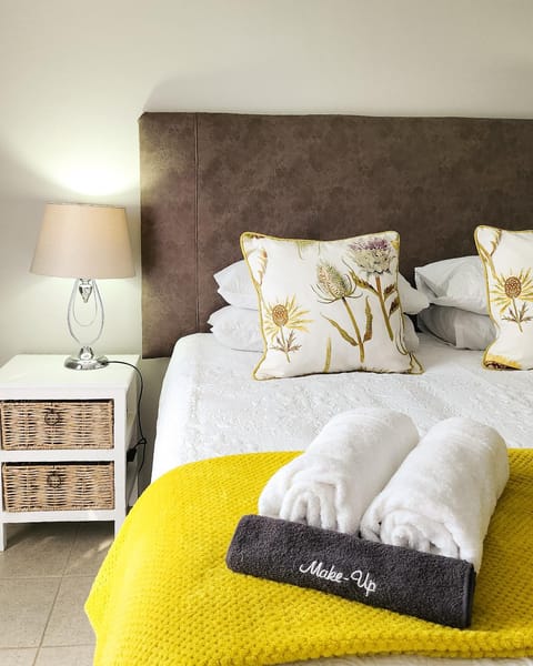 Bed, towels