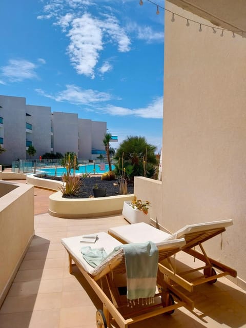 Balcony/Terrace, Pool view, Swimming pool, sunbed