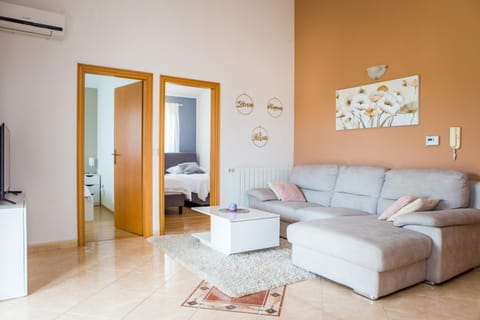 Bed, Living room, Seating area, Bedroom, air conditioner