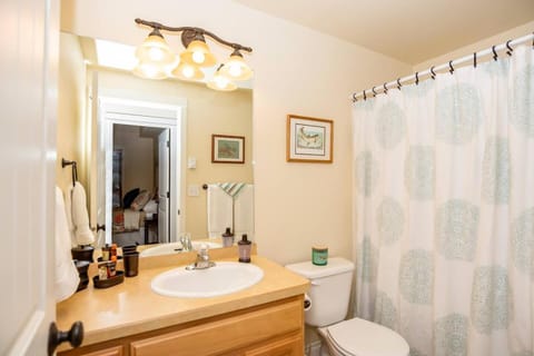 Steps to Downtown & Amazing Views-Hot Tub/Pool/AC House in Sisters