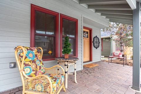 Steps to Downtown & Amazing Views-Hot Tub/Pool/AC House in Sisters