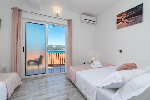Bed, View (from property/room), Balcony/Terrace, Bedroom, air conditioner