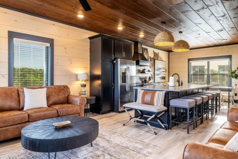 5 BD Cabin, Water Park, Indoor Pool, 10 Mins to PF, Sleeping Space for 27, Hot Tub, Seasonal Waterpark with Pools, Splash Pad and Lazy River, Movie Theatre, Game Room, Fire Pits, Year Round Indoor Pool, Views, 24 Hr Hospitality, Great for Families Cabin in Sevierville