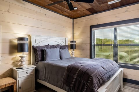 5 BD Cabin, Water Park, Indoor Pool, 10 Mins to PF, Sleeping Space for 27, Hot Tub, Seasonal Waterpark with Pools, Splash Pad and Lazy River, Movie Theatre, Game Room, Fire Pits, Year Round Indoor Pool, Views, 24 Hr Hospitality, Great for Families Cabin in Sevierville