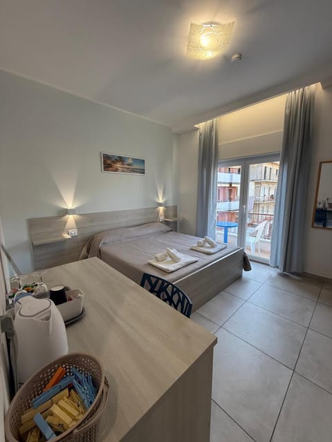 Bed, TV and multimedia, Coffee/tea facilities, Photo of the whole room, Decorative detail, Bedroom, heating, internet, safe, wardrobe, air conditioner