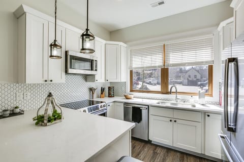 Dtwn Blowing Rock Condo with Private Hot Tub! Apartment in Blowing Rock