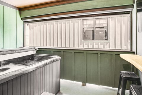 Dtwn Blowing Rock Condo with Private Hot Tub! Apartment in Blowing Rock