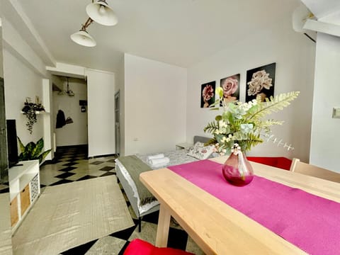 Bed, Photo of the whole room, Seating area, Dining area, Bedroom