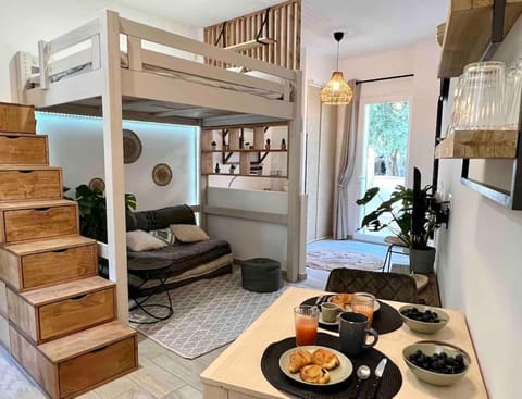 Living room, Food and drinks, Seating area, Dining area, Food