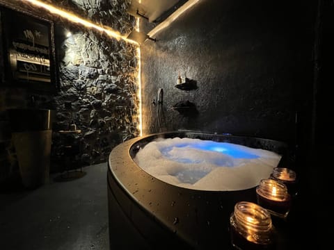 Hot Tub, Bathroom