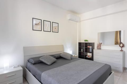 Bed, Photo of the whole room, Bedroom, hair dresser, air conditioner