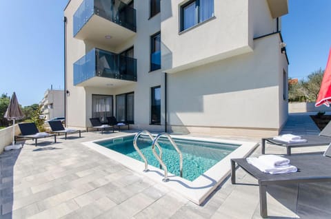Facade/entrance, Swimming pool