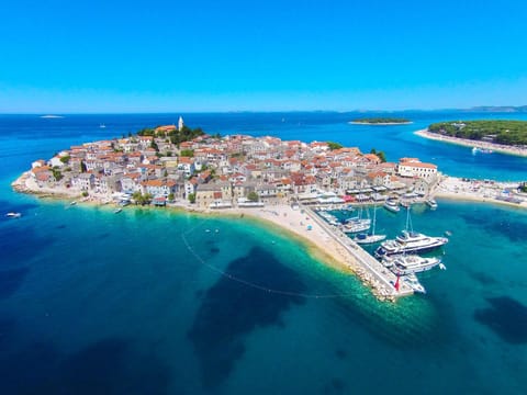 Restaurant/places to eat, Bird's eye view, Beach, City view, Location