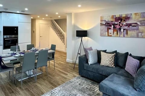 TV and multimedia, Living room, Seating area, Dining area
