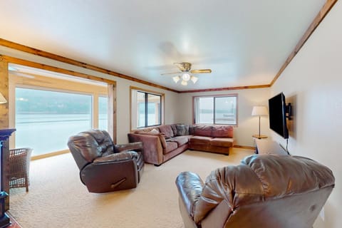 On the Shoreline House in Idaho