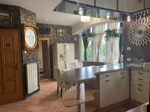 Summer, Dining area