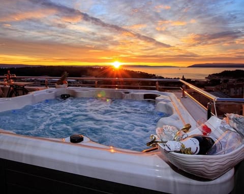 Hot Tub, Balcony/Terrace, Swimming pool