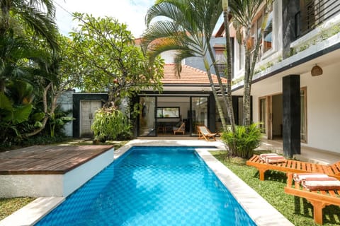 Property building, Swimming pool, sunbed