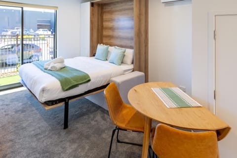 Bed, View (from property/room), Balcony/Terrace, Photo of the whole room, Dining area, towels, air conditioner