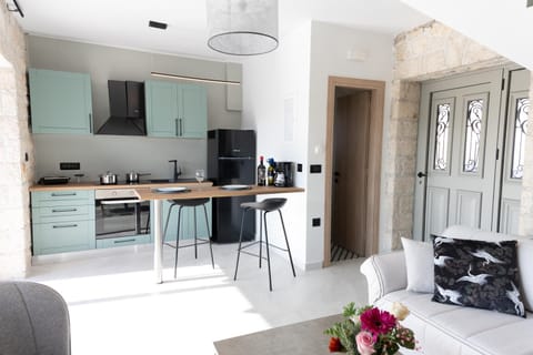 TV and multimedia, Coffee/tea facilities, Kitchen or kitchenette, Seating area, Dining area, pet friendly, stove