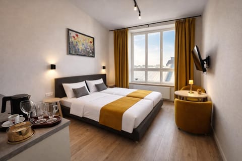 Bed, TV and multimedia, Photo of the whole room, Bedroom