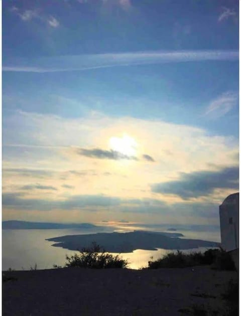 Dome suite,hot tub,sea view in Firostefani! Apartment in Thera