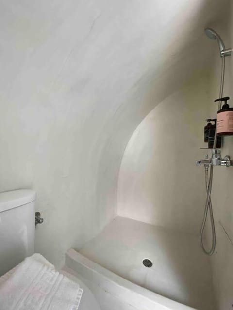 Dome suite,hot tub,sea view in Firostefani! Apartment in Thera