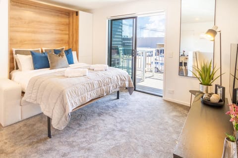 Bed, TV and multimedia, View (from property/room), Balcony/Terrace, Photo of the whole room, Decorative detail, Street view, towels