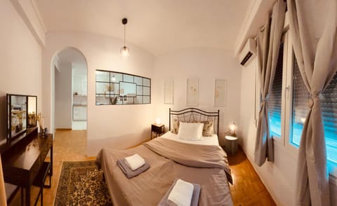 Bed, TV and multimedia, Photo of the whole room, Bedroom