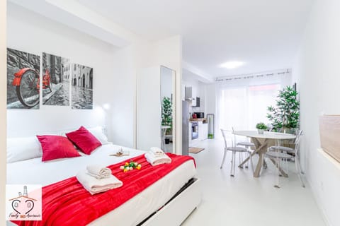 Bed, Photo of the whole room, Dining area, Bedroom, towels