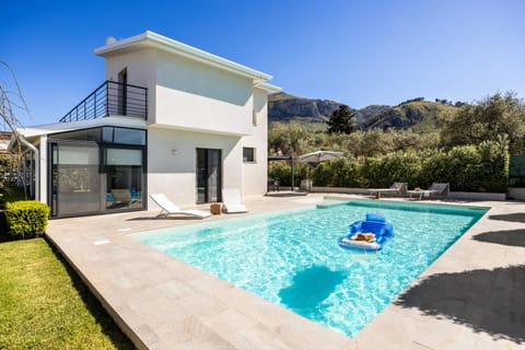 Property building, Garden, Swimming pool