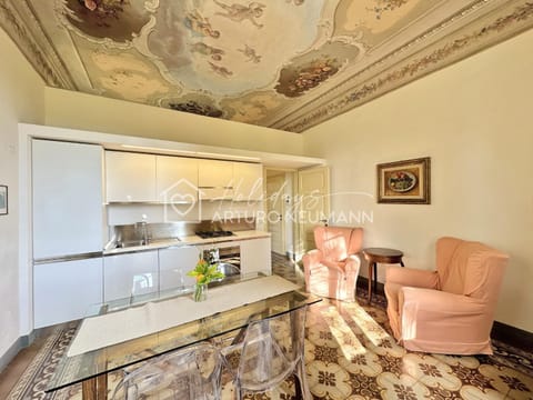 Kitchen or kitchenette, Living room, Seating area, Dining area, oven, stove