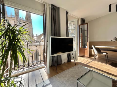 Communal lounge/ TV room, TV and multimedia, View (from property/room), Balcony/Terrace, Living room, Seating area, Dining area