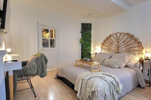 Bed, TV and multimedia, Photo of the whole room