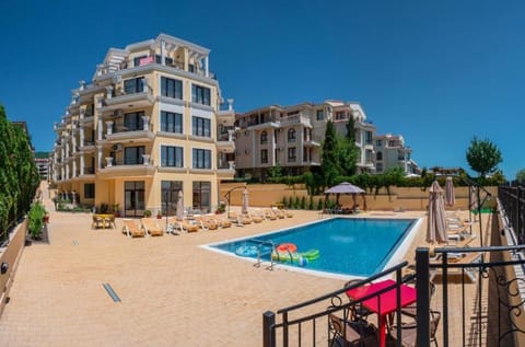 Property building, Patio, Communal lounge/ TV room, Day, Evening entertainment, Pool view, Swimming pool, sunbed