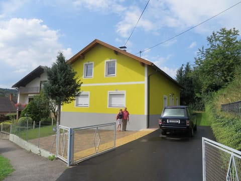 Facade/entrance, Area and facilities
