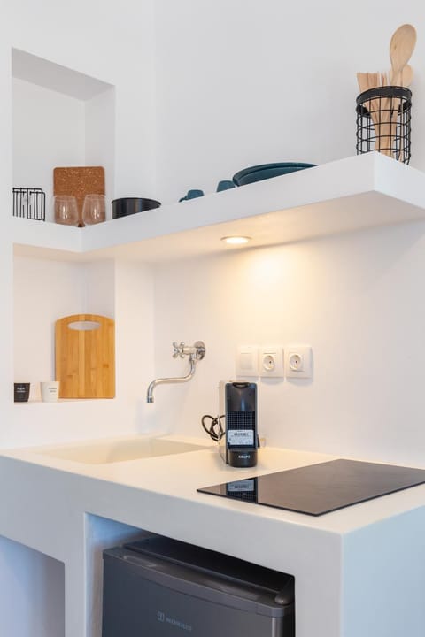 Kitchen or kitchenette, minibar