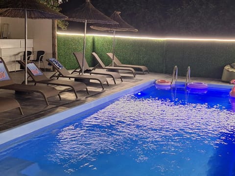 Night, Swimming pool, sunbed