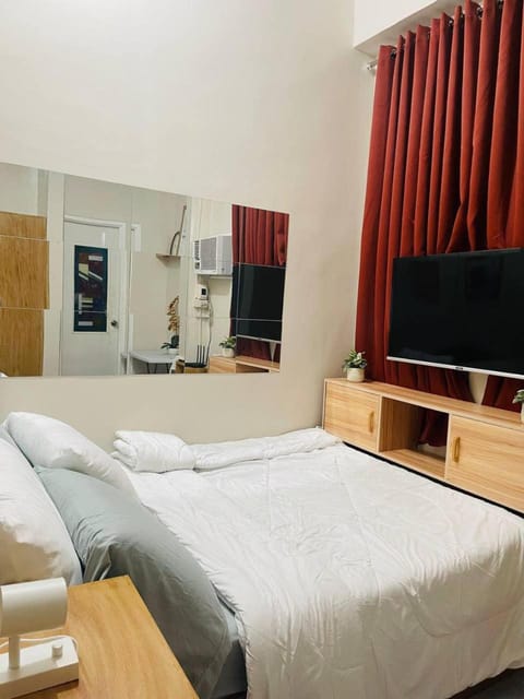 Bed, TV and multimedia, Photo of the whole room, Bedroom