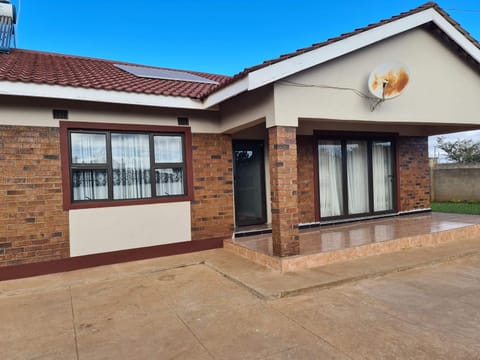 Property building, Facade/entrance, Day, acessibility
